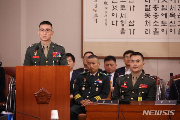 [서울=뉴시스] 고승민 기자 = 임성근 전 해병대 1사단장이 19일 서울 여의도 국회에서 열린 제3차 법제사법위원회 윤석열 대통령 탄핵소추안 즉각 발의 요청에 관한 청원 관련 청문회에서 증인선서 거부 이유를 소명하고 있다. 오른쪽은 박정훈 전 해병대 수사단장. 2024.07.19. kkssmm99@newsis.com