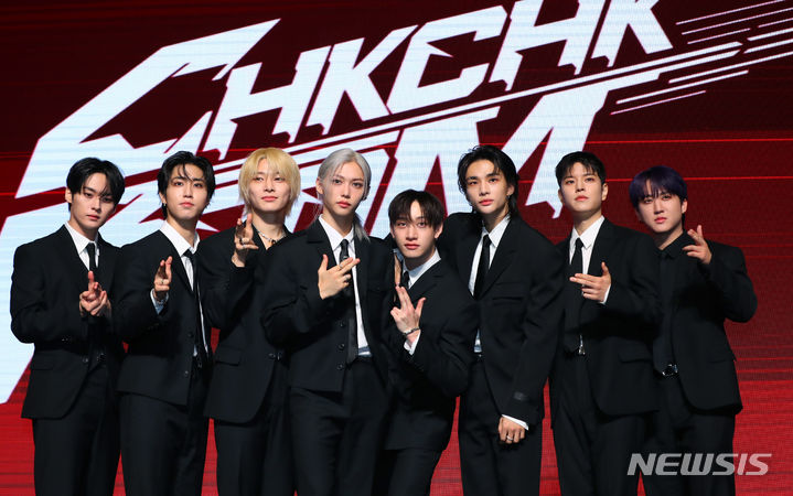 [서울=뉴시스] 김혜진 기자 = 그룹 스트레이키즈(왼쪽부터 리노, 한, 아이엔, 필릭스, 방찬, 현진, 승민, 창빈)가 19일 오전 서울 영등포구 콘래드 호텔에서 열린 새 미니앨범 'ATE'(에이트) 발매 기념 기자간담회에서 포즈를 취하고 있다.&nbsp; 타이틀곡 '칙칙붐'(Chk Chk Boom)은 라틴 스타일의 힙합 리듬, 파워풀한 퍼포먼스가 어우러져 스트레이 키즈의 새 뮤직 테이스트를 담았다. 2024.07.19. jini@newsis.com