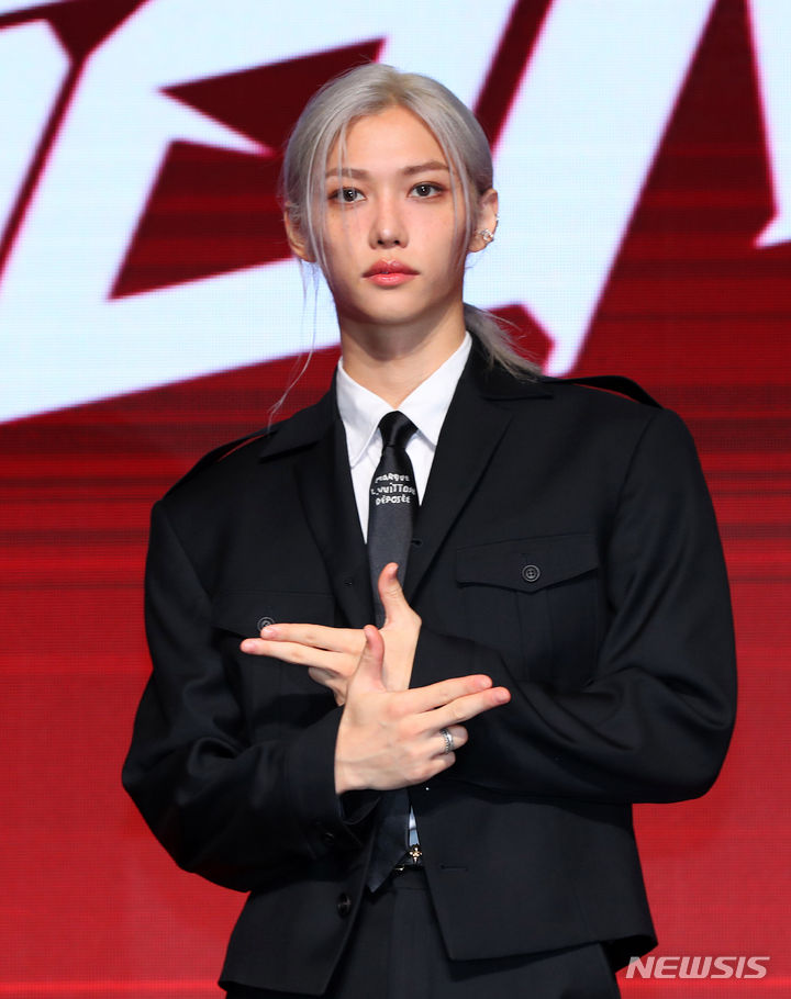 [서울=뉴시스] 김혜진 기자 = 그룹 스트레이키즈 필릭스가 19일 오전 서울 영등포구 콘래드 호텔에서 열린 새 미니앨범 'ATE'(에이트) 발매 기념 기자간담회에서 포즈를 취하고 있다. 2024.07.19. jini@newsis.com