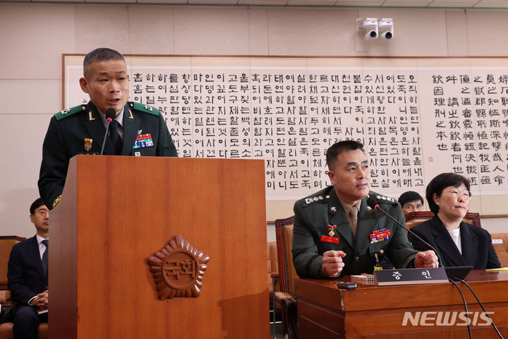 [서울=뉴시스] 권창회 기자 = 김동혁(왼쪽) 국방부 검찰단장과 박정훈 전 해병대 수사단장이 19일 오전 서울 여의도 국회에서 열린 법제사법위원회 윤석열 대통령 탄핵소추안 즉각 발의 요청에 관한 청원 관련 청문회에서 의원들의 질의에 답하고 있다. 2024.07.19. kch0523@newsis.com
