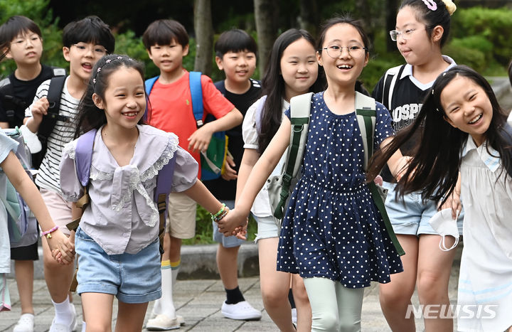 [수원=뉴시스] 김종택 기자 = 19일 경기도 수원시 영통구 신성초등학교에서 3학년2반 학생들이 여름 방학식을 마치고 밝게 웃으며 하교하고 있다. 2024.07.19. jtk@newsis.com