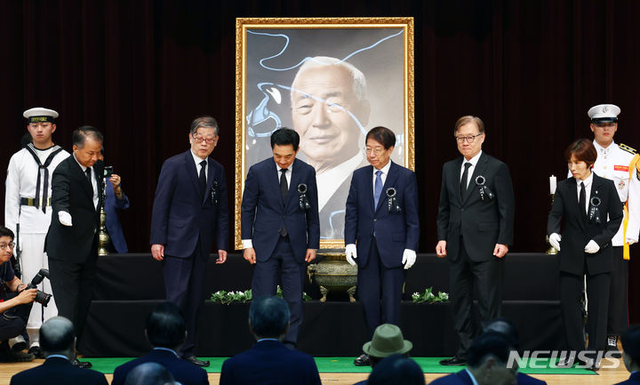 [서울=뉴시스] 전신 기자 = 이승만대통령 기념재단 이사장인 김황식 전 국무총리, 이승만건국대통령기념사업회 상임고문인 정운찬 전 국무총리, 박민식 전 국가보훈부 장관 등이 19일 서울 동작구 국립서울현충원 현충관에서 열린 이승만 초대 대통령 서거 제59주기 추모식에서 참배를 마친 뒤 연단을 내려오고 있다. 2024.07.19. photo1006@newsis.com