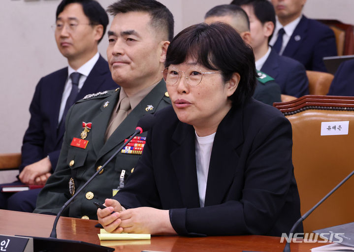 [서울=뉴시스] 조성우 기자 = 유재은(오른쪽) 국방부 법무관리관이 19일 서울 여의도 국회에서 열린 제3차 법제사법위원회 윤석열 대통령 탄핵소추안 즉각 발의 요청에 관한 청원 관련 청문회에서 의원 질의에 답변하고 있다. 왼쪽은 박정훈 전 해병대 수사단장. 2024.07.19. xconfind@newsis.com