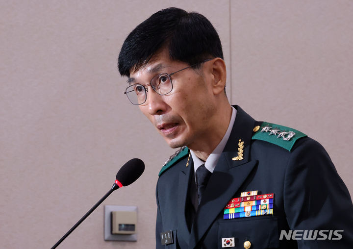 [서울=뉴시스] 조성우 기자 = 임기훈 전 국가안보실 국방비서관이 19일 서울 여의도 국회에서 열린 제3차 법제사법위원회 윤석열 대통령 탄핵소추안 즉각 발의 요청에 관한 청원 관련 청문회에서 의원 질의에 답변하고 있다. 2024.07.19. xconfind@newsis.com