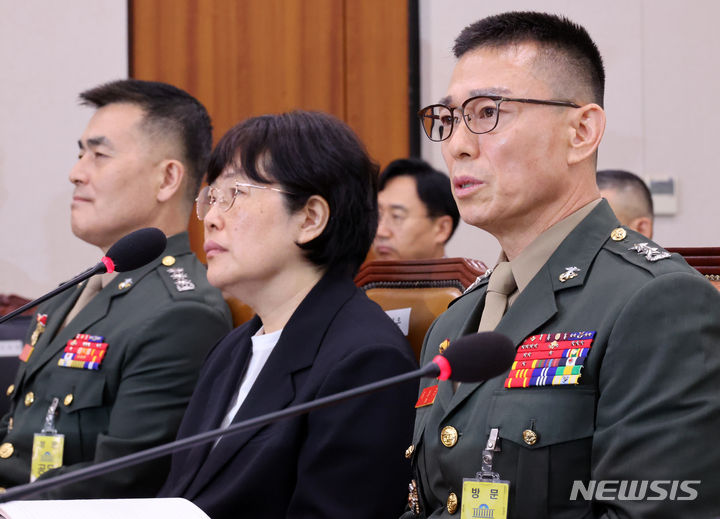 [서울=뉴시스] 조성우 기자 = 임성근(왼쪽) 전 해병대 1사단장이 19일 서울 여의도 국회에서 열린 제3차 법제사법위원회 윤석열 대통령 탄핵소추안 즉각 발의 요청에 관한 청원 관련 청문회에서 의원 질의에 답변하고 있다. 왼쪽은 박정훈 전 해병대 수사단장. 2024.07.19. xconfind@newsis.com