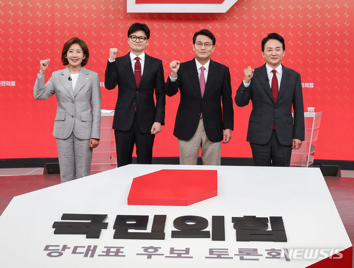 [서울=뉴시스] 국회사진기자단 = 19일 서울 양천구 SBS 스튜디오에서 열린 국민의힘 제5차 전당대회 당대표 후보 방송토론회에 나선 나경원, 한동훈, 윤상현, 원희룡 후보가 기념촬영을 하고 있다. 2024.07.19. photo@newsis.com