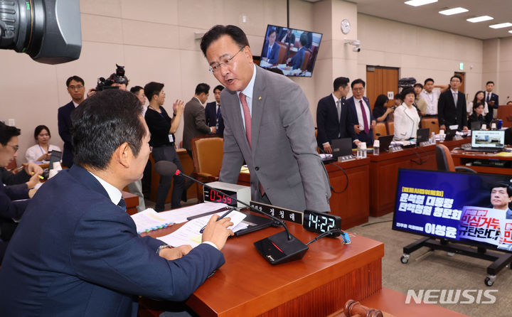 [서울=뉴시스] 권창회 기자 = 유상범 국회 법사위 국민의힘 간사가 지난 19일 오후 서울 여의도 국회에서 열린 법제사법위원회 윤석열 대통령 탄핵소추안 즉각 발의 요청에 관한 청원 관련 청문회에서 정청래 법사위원장에게 항의하고 있다. 2024.07.19. kch0523@newsis.com