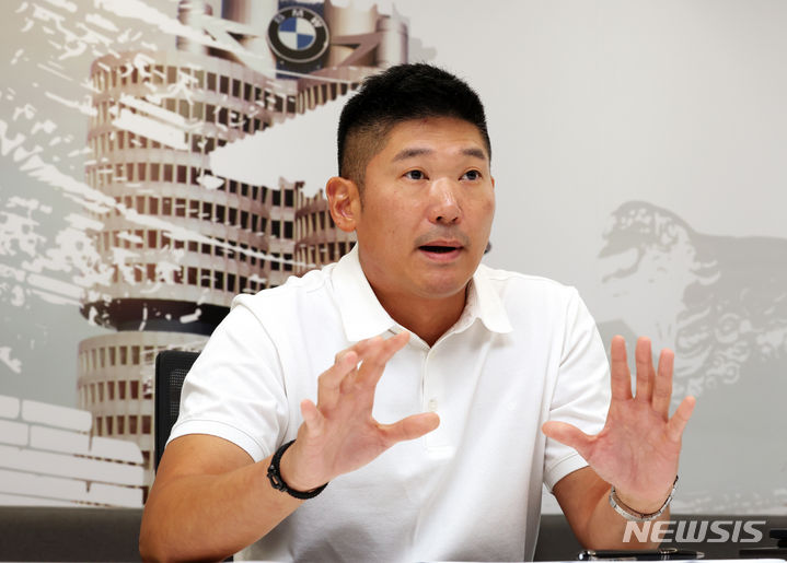 [서울=뉴시스] 이영환 기자 = 석재우 BMW 코리아 마케팅 팀장이 지난 19일 서울 중구 BMW 코리아 본사에서 뉴시스와 인터뷰를 하고 있다. 2024.07.22. 20hwan@newsis.com
