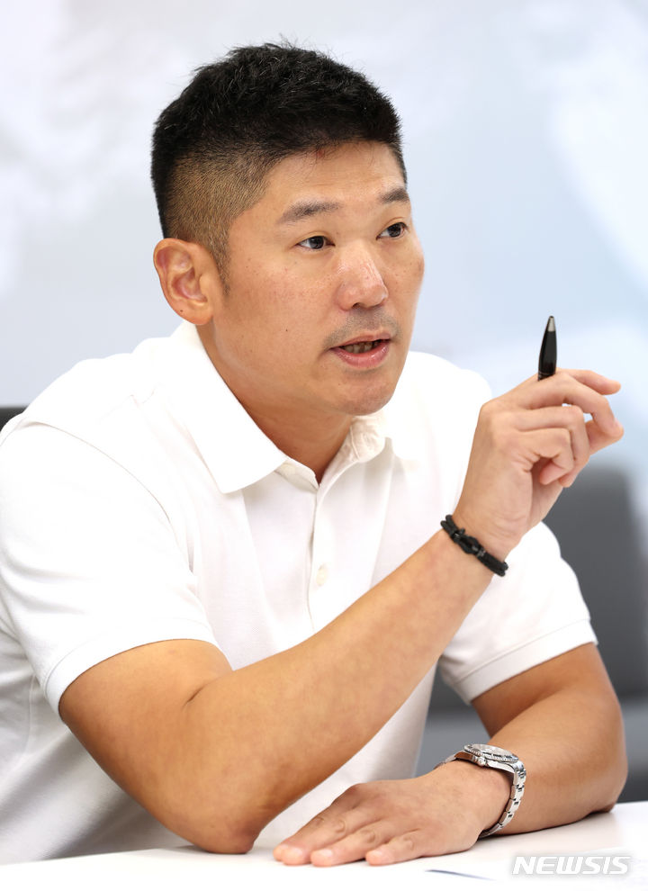 [서울=뉴시스] 이영환 기자 = 석재우 BMW 코리아 마케팅 팀장이 지난 19일 서울 중구 BMW 코리아 본사에서 뉴시스와 인터뷰를 하고 있다. 2024.07.22. 20hwan@newsis.com