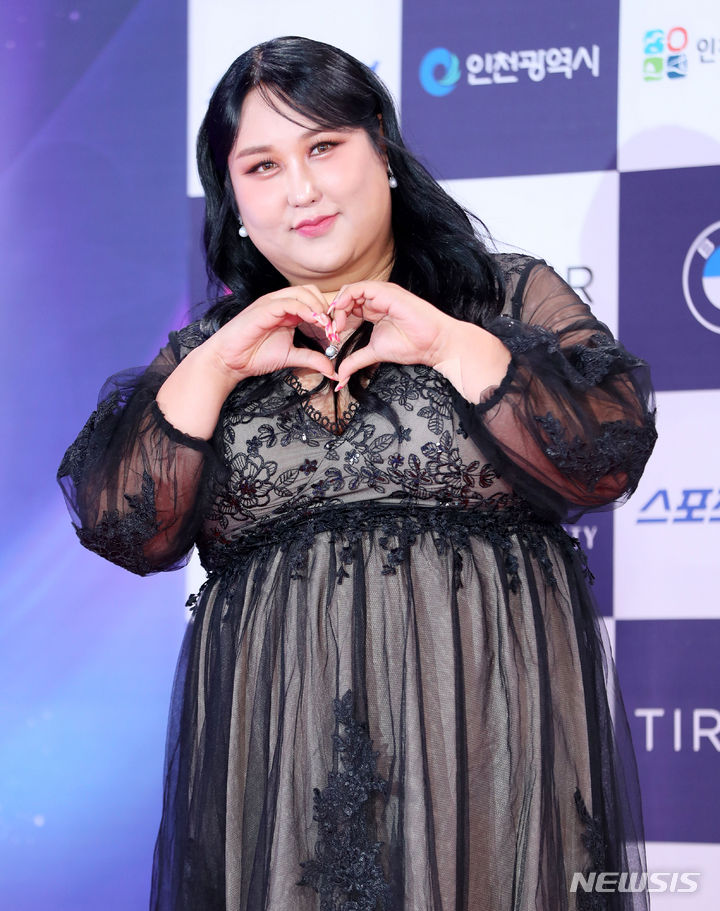 [인천=뉴시스] 김혜진 기자 = 방송인 풍자가 19일 오후 인천 중구 파라다이스시티에서 열린 제3회 청룡시리즈어워즈 레드카펫 행사에서 포즈를 취하고 있다. 2024.07.19. jini@newsis.com