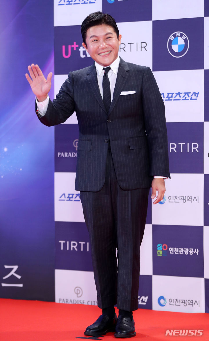 [인천=뉴시스] 김혜진 기자 = 방송인 조세호가 19일 오후 인천 중구 파라다이스시티에서 열린 제3회 청룡시리즈어워즈 레드카펫 행사에서 포즈를 취하고 있다. 2024.07.19. jini@newsis.com