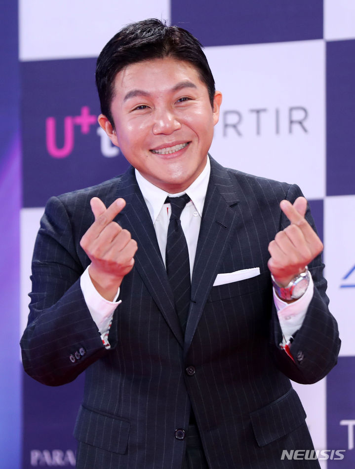 [인천=뉴시스] 김혜진 기자 = 방송인 조세호가 19일 오후 인천 중구 파라다이스시티에서 열린 제3회 청룡시리즈어워즈 레드카펫 행사에서 포즈를 취하고 있다. 2024.07.19. jini@newsis.com