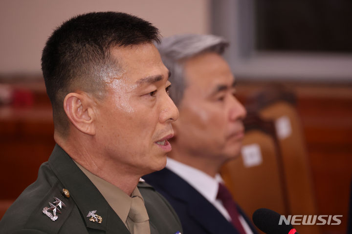 [서울=뉴시스] 권창회 기자 =임성근 전 해병대 1사단장이 19일 오후 서울 여의도 국회에서 열린 법제사법위원회 윤석열 대통령 탄핵소추안 즉각 발의 요청에 관한 청원 관련 청문회에서 손을 들어 발언기회를 얻은 뒤 발언하고 있다. 2024.07.19. kch0523@newsis.com