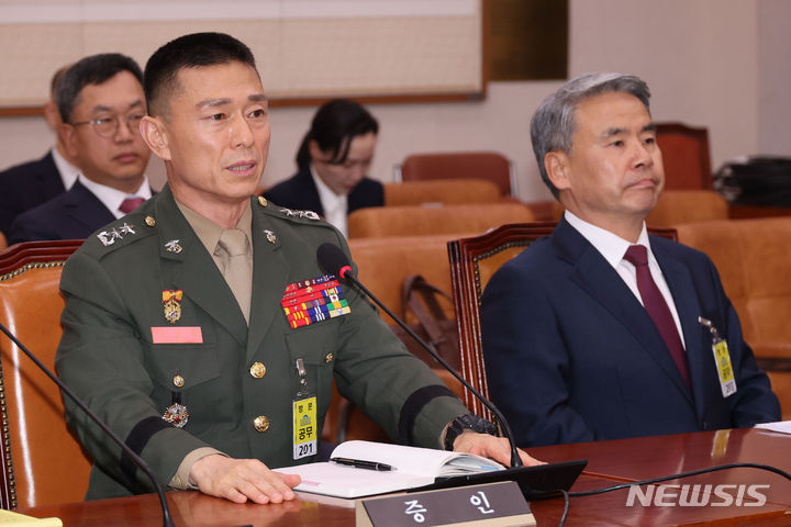 [서울=뉴시스] 권창회 기자 =임성근 전 해병대 1사단장이 19일 오후 서울 여의도 국회에서 열린 법제사법위원회 윤석열 대통령 탄핵소추안 즉각 발의 요청에 관한 청원 관련 청문회에서 손을 들어 발언기회를 얻은 뒤 발언하고 있다. 2024.07.19. kch0523@newsis.com