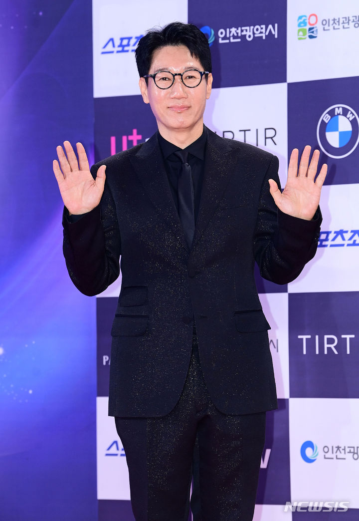 [인천=뉴시스] 김혜진 기자 = 방송인 지석진이 19일 오후 인천 중구 파라다이스시티에서 열린 제3회 청룡시리즈어워즈 레드카펫 행사에서 포즈를 취하고 있다. 2024.07.19. jini@newsis.com