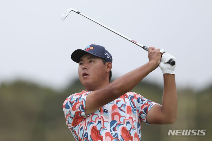 [사우스 에어셔=AP/뉴시스] 김시우가 지난해 7월20일(현지시각) 영국 스코틀랜드 사우스 에어셔의 로열 트룬 골프클럽에서 열린 미국프로골프(PGA) 투어 제152회 브리티시오픈(디 오픈) 3라운드 14번 홀에서 티샷하고 있다. 김시우는 중간 합계 5오버파 218타 공동 40위를 기록했다. 2024.07.21.