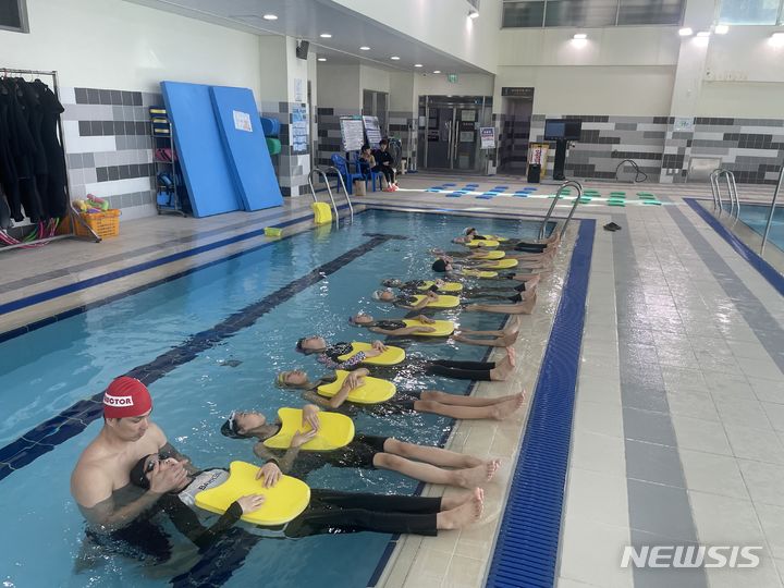 [용인=뉴시스]생존수영 누워뜨기 교육(사진=뉴시스 DB)photo@newsis.com