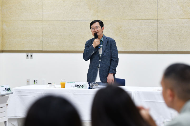 [서울=뉴시스] 백승주 전쟁기념사업회장이 지난 2024년 7월 워크숍 세미나에서 발표하는 모습. (사진=전쟁기념사업회 제공) 2024.07.20. photo@newsis.com *재판매 및 DB 금지