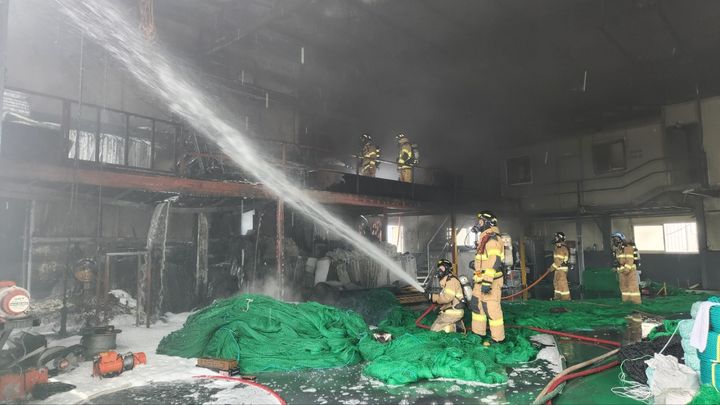 [부산=뉴시스] 20일 오후 부산 사하구의 한 그물망 공장에서 불이 났다. (사진=부산소방재난본부 제공) 2024.07.20. photo@newsis.com *재판매 및 DB 금지