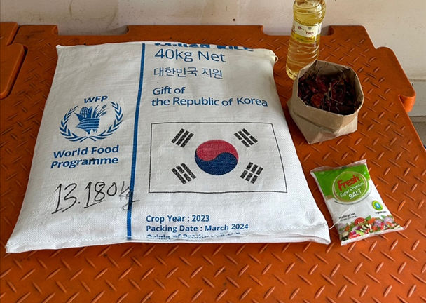 [세종=뉴시스] 농식품부와 협력하고 있는 국제연합(UN) 세계식량계획(WFP)은 난민의 영양을 강화할 수 있도록 아연과 철, 비타민 등을 첨가해 재가공했다. 이후 지난 16일 WFP는 방글라데시 콕스바자르와 바샨 지역에 임시 거주 중인 로힝야 난민 약 100만명에게 한 달 반 동안 이 쌀을 공급할 예정이다. (사진 = 농식품부 제공) 2024.07.20.  *재판매 및 DB 금지