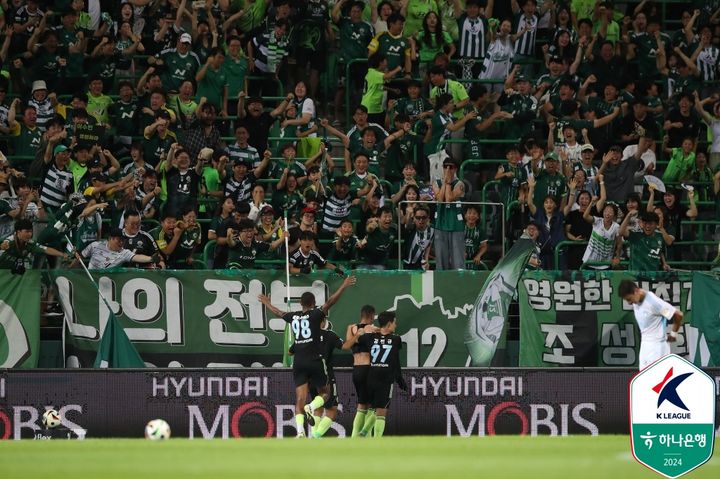 [서울=뉴시스]K리그1 전북 티아고가 득점 후 세리머니를 하고 있다. (사진=프로축구연맹 제공)