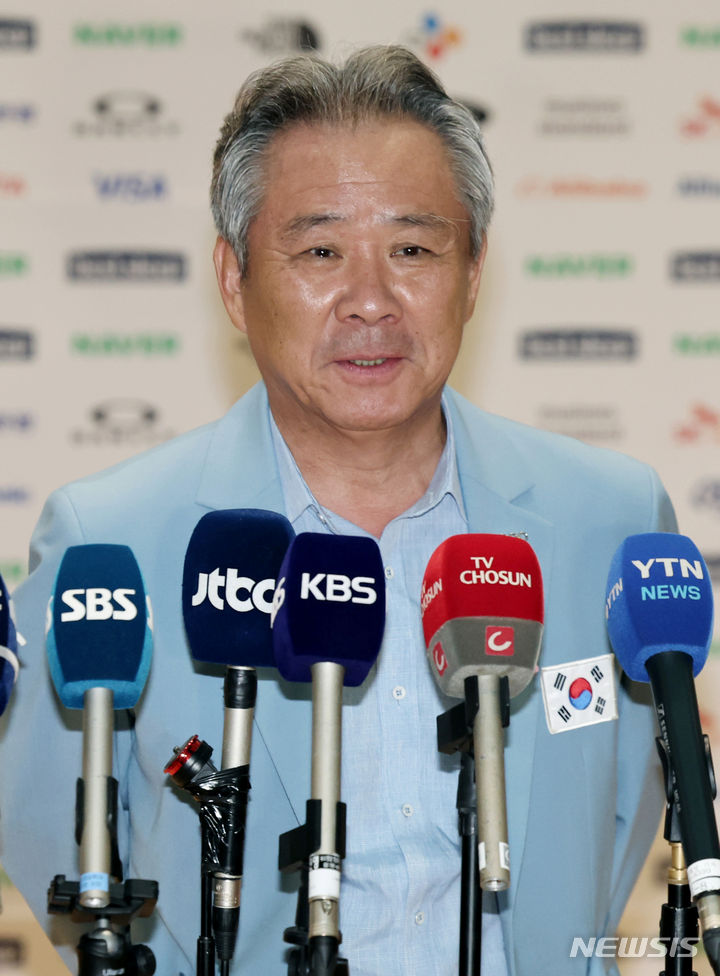 [인천공항=뉴시스] 김진아 기자 = 이기흥 대한체육회장이 20일 인천국제공항 제2여객터미널에서 2024 파리올림픽에 참가하는 한국 선수단 본단 출국을 앞두고 취재진의 질문에 답하고 있다. 2024.07.20. bluesoda@newsis.com