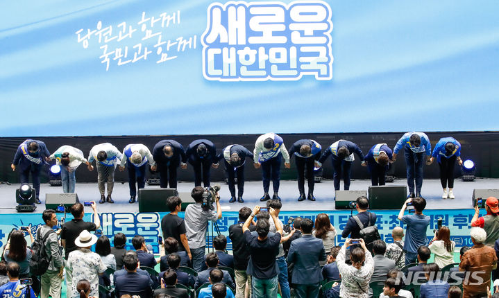 [제주=뉴시스] 우장호 기자 = 더불어민주당 당권 레이스가 시작된 20일 오전 제주한라체육관에서열린 민주당 당대표 및 최고위원 선출을 위한 순회 합동연설회 앞서 후보자들이 인사를 하고 있다. 왼쪽부터 최고위원 후보 김병주, 강선우, 정봉주, 민형배, 이개호 중앙당 선관위원장, 박찬대 당대표 직무대행, 당대표 후보 김지수, 김두관, 이재명, 최고위원 후보 김민석, 이언주, 한준호, 전현희.  2024.07.20. woo1223@newsis.com