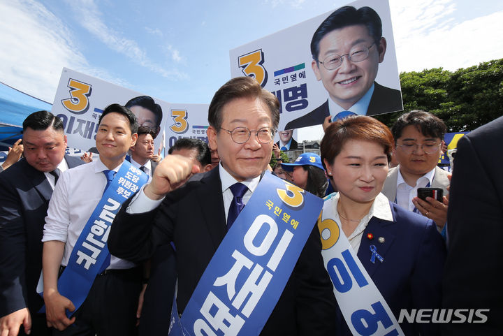 [제주=뉴시스] 우장호 기자 = 이재명 더불어민주당 당대표 후보가 20일 오전 제주한라체육관에서 열린 민주당 당대표 및 최고위원 선출을 위한 순회 합동연설회에 앞서 지지자들에게 손을 흔들며 인사하고 있다. 2024.07.20. woo1223@newsis.com