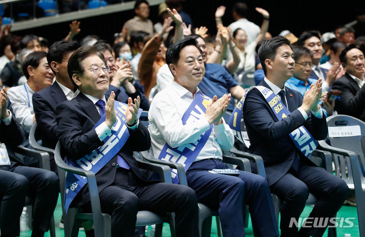 [제주=뉴시스] 우장호 기자 = 더불어민주당 당대표 및 최고위원 선출을 위한 순회 합동연설회가 열린 20일 오전 제주한라체육관에서 이재명(왼쪽부터), 김두관, 김지수 민주당 당대표 후보가 참석해 박수를 치고 있다.민주당은 이날 제주도당·인천시당을 시작으로 전국 순회경선을 치른 뒤 내달 18일 전당대회에서 당대표 및 5명의 최고위원을 최종 선출할 계획이다. 2024.07.20. woo1223@newsis.com