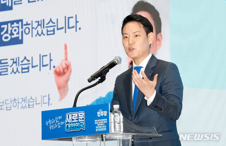 [제주=뉴시스] 우장호 기자 = 더불어민주당 김한규 의원이 20일 오후 제주한라체육관에서 열린 제주특별자치도당 정기당원대회에서 도당위원장 수락 연설을 하고 있다. 2024.07.20. woo1223@newsis.com