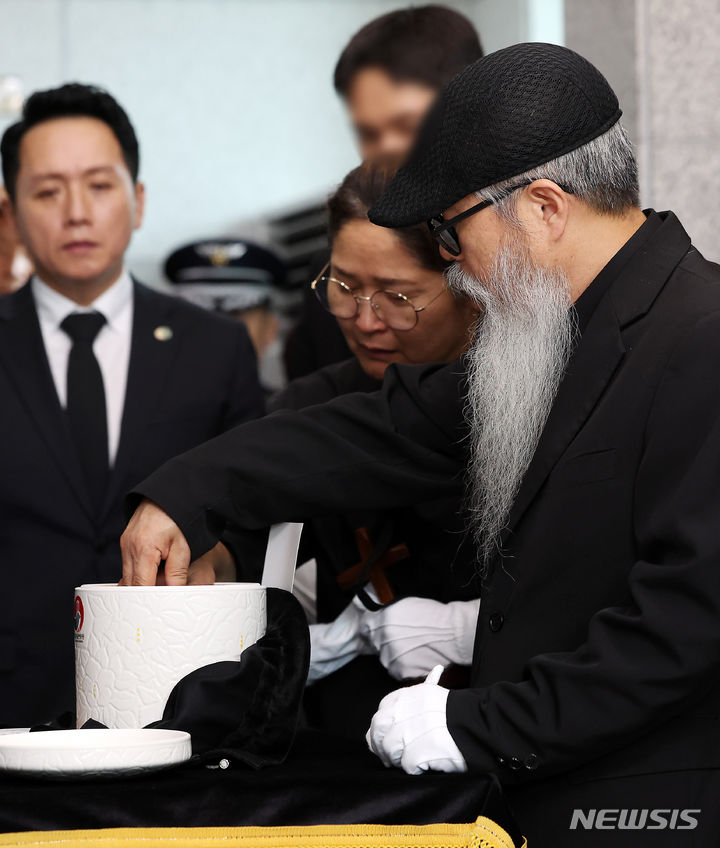 [서울=뉴시스] 김명년 기자 = 20일 오후 서울 동작구 국립서울현충원에서 열린 고(故) 이예람 중사 봉안식에서 유가족이 고인의 유골함을 어루만지고 있다. 2024.07.20. kmn@newsis.com