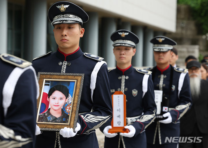 [서울=뉴시스] 김명년 기자 = 20일 오후 서울 동작구 국립서울현충원에서 열린 고(故) 이예람 중사 봉안식에서 고인의 영정사진과 유해가 충혼당으로 이동하고 있다. 2024.07.20. kmn@newsis.com