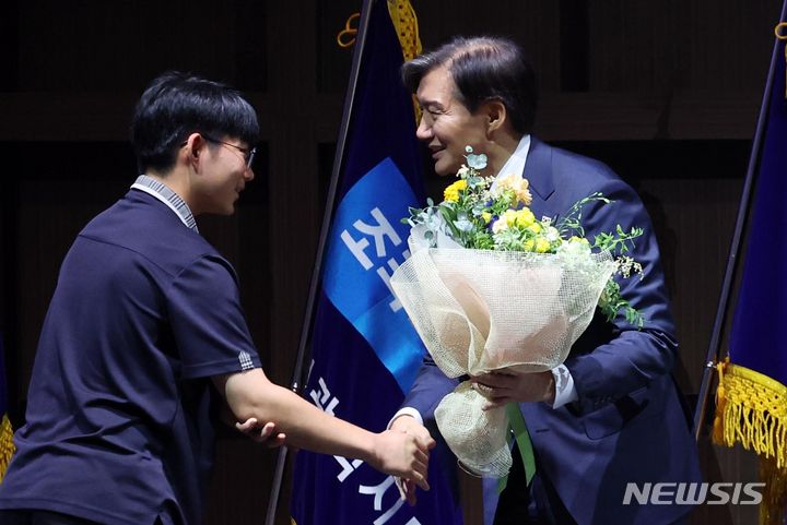[수원=뉴시스] 조성봉 기자 = 조국 조국혁신당 당 대표 당선인이 20일 오후 경기도 수원컨벤션센터에서 열린 조국혁신당 제1차 전국당원대회에서 한 학생에게 꽃다발을 받고 있다. 2024.07.20. suncho21@newsis.com