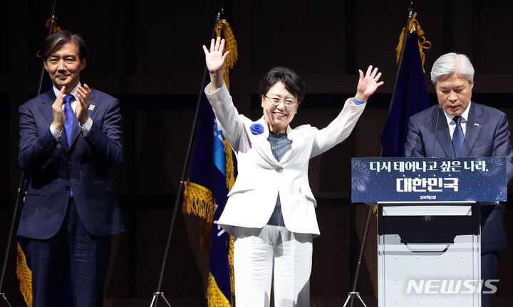 [수원=뉴시스] 조성봉 기자 = 김선민(가운데) 조국혁신당 최고위원 당선인이 20일 오후 경기도 수원컨벤션센터에서 열린 조국혁신당 제1차 전국당원대회에서 당원들에게 손을 흔들며 인사하고 있다. 2024.07.20. suncho21@newsis.com