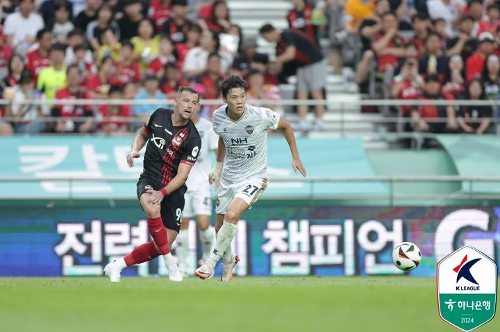 [서울=뉴시스] 프로축구 K리그1 FC서울 일류첸코가 21일 서울월드컵경기장에서 열린 '하나은행 K리그1 2024' 24라운드 홈 경기에서 김천상무 모재현과 경합을 펼치고 있다. (사진=한국프로축구연맹 제공) 2024.07.21. *재판매 및 DB 금지