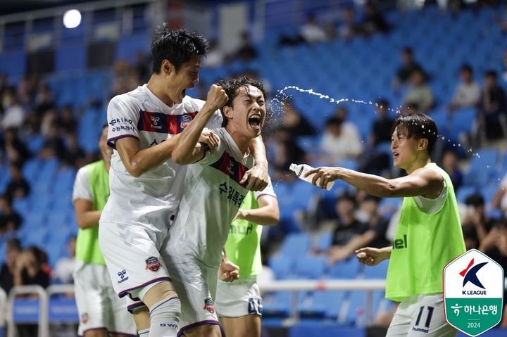 [서울=뉴시스] 프로축구 K리그1 수원FC 박철우가 21일 인천축구전용경기장에서 열린 '하나은행 K리그1 2024' 24라운드 원정 경기에서 골을 넣고 세리머니를 펼치고 있다. (사진=한국프로축구연맹 제공) 2024.07.21. *재판매 및 DB 금지