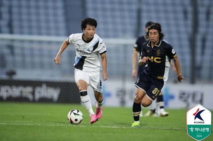 [서울=뉴시스] 프로축구 K리그2 천안시티FC 장성재가 21일 목동종합운동장에서 열린 '하나은행 K리그2 2024' 23라운드 서울이랜드FC와의 원정경기에서 서울이랜드 카즈키와 경합을 벌이고 있다. 장성재는 이날 경기 멀티골을 기록하며 팀의 4-3 승리를 이끌었다. (사진=한국프로축구연맹 제공) 2024.07.21. *재판매 및 DB 금지