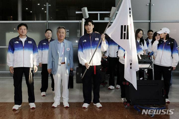 [파리=뉴시스] 최동준 기자 = 2024 파리올림픽에 출전하는 한국 선수단 기수 구본길, 정강선 선수단장을 비롯한 선수단 본진, 이기흥 대한체육회장이 지난 20일(현지시각) 프랑스 파리 샤를 드골 공항을 통해 입국해 기념촬영을 하고 있다. 2024.07.20. photocdj@newsis.com