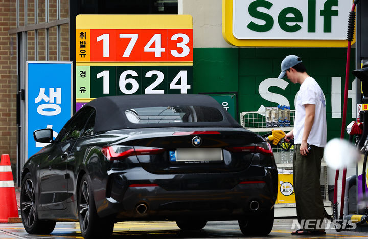 [서울=뉴시스] 김근수 기자 = 지난 21일 서울 시내의 한 주유소에서 시민이 주유를 하고 있다. 2024.07.21. ks@newsis.com