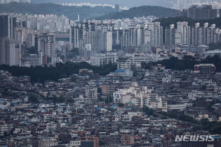 [서울=뉴시스] 김근수 기자 = 21일 서울 중구 남산에서 서울시내 아파트 단지가 보이고 있다.    부동산플랫폼 직방이 국토교통부 실거래가 자료를 분석한 결과, 지난 6월 서울 아파트 거래 중 상승 거래 비중은 49.6%를 기록해 지난 1월에 비해 11%포인트 늘어났다고 밝혔다. 서울 아파트 매매시장에서 상승 거래가 차지하는 비중은 지난 1월 38.6%에서 2월 42.5%, 3월 42.1%, 4월 45.0%, 5월 46.1% 등으로 올해 들어 꾸준히 높아지는 추세이다. 2024.07.21. ks@newsis.com