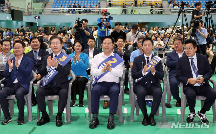 [홍천=뉴시스] 조성우 기자 = 김지수(오른쪽 두 번째부터), 김두관, 이재명 더불어민주당 당 대표 후보들이 지난 21일 오전 강원 홍천군 홍천종합체육관에서 열린 제1차 정기전국당원대회 당 대표 및 최고위원 후보자 합동연설회에서 박수치고 있다. 2024.07.21. xconfind@newsis.com