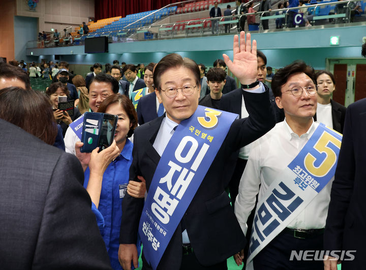 [홍천=뉴시스] 조성우 기자 = 이재명 더불어민주당 당 대표 후보와 최고위원 후보들이 21일 오전 강원 홍천군 홍천종합체육관에서 열린 제1차 정기전국당원대회 당 대표 및 최고위원 후보자 합동연설회를 마친 뒤 행사장을 빠져 나가고 있다. 2024.07.21. xconfind@newsis.com