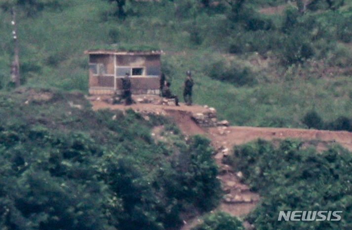 [파주=뉴시스] 김근수 기자 = 북한이 오물풍선을 부양시킨 21일 파주 접경지역에서 바라본 북한군인들이 경계근무를 서고 있다. 2024.07.21. ks@newsis.com