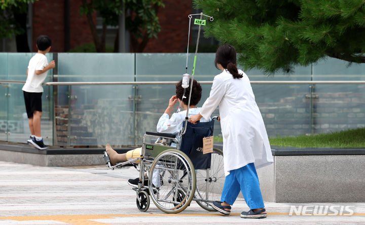 [서울=뉴시스] 추상철 기자 = 하반기 전공의 모집을 앞두고 의정갈등이 해소되고 있지 않고 있는 21일 오후 서울 시내 한 대학병원에서 환자가 이동하고 있다. 2024.07.21. scchoo@newsis.com