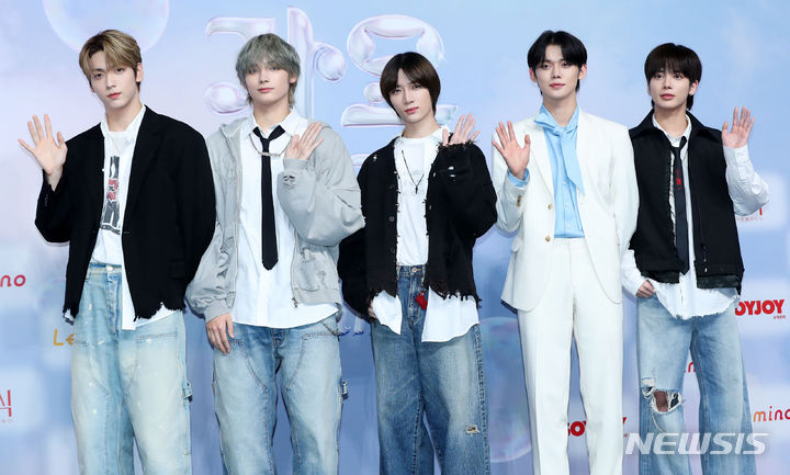 [인천=뉴시스] 김혜진 기자 = 그룹 투모로우바이투게더가 21일 오후 인천 중구 인스파이어아레나 리조트에서 열린 2024 SBS가요대전 서머 블루카펫에서 포즈를 취하고 있다. 2024.07.21. jini@newsis.com