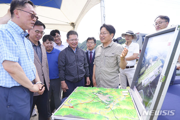 [광주=뉴시스] 강기정 광주시장이 대구경북 신공항 건립 부지를 찾아 건설 현황을 설명듣고 있다. (사진=광주시청 제공). photo@newsis.com *재판매 및 DB 금지