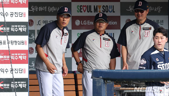 [서울=뉴시스] 추상철 기자 = 21일 오후 서울 송파구 잠실야구장에서 열린 2024 KBO리그 두산 베어스와 LG 트윈스의 경기, 5회초 시작 전 두산 이승엽 감독을 비롯한 코치진과 양석환이 심판을 바라보고 있다. 2024.07.21. scchoo@newsis.com