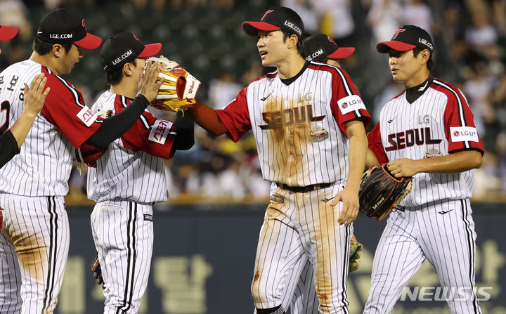 [서울=뉴시스] 추상철 기자 = 프로야구 2위 LG 트윈스가 좀처럼 선두 KIA 타이거즈와 승차를 줄이지 못하고 있다. 사진은 잠실야구장에서 열린 2024 KBO리그 두산 베어스와 LG의 경기에서 승리를 거둔 뒤 기뻐하고 있는 LG 선수들. 2024.07.21. scchoo@newsis.com