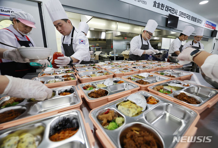 [퐁텐블로=뉴시스] 김진아 기자 = 7월21일 프랑스 퐁텐블로 프랑스국가방위스포츠센터(CNSD)에 마련된 사전훈련캠프 '팀코리아 파리 플랫폼' 오픈데이에서 공개된 선수식당에서 관계자들이 선수촌에 입촌해 선수들의 도시락을 준비하고 있다. 2024.07.21. bluesoda@newsis.com