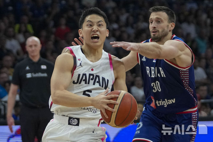 [베오그라드=AP/뉴시스] 일본 농구대표팀의 가와무라 유키(왼쪽). 2024. 7. 21.